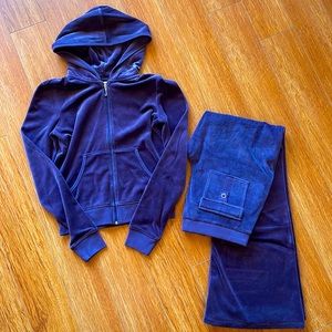 JUICY COUTURE ZIP-UP HOODIE AND SWEATPANTS. PLUM PURPLE. SIZE MEDIUM.